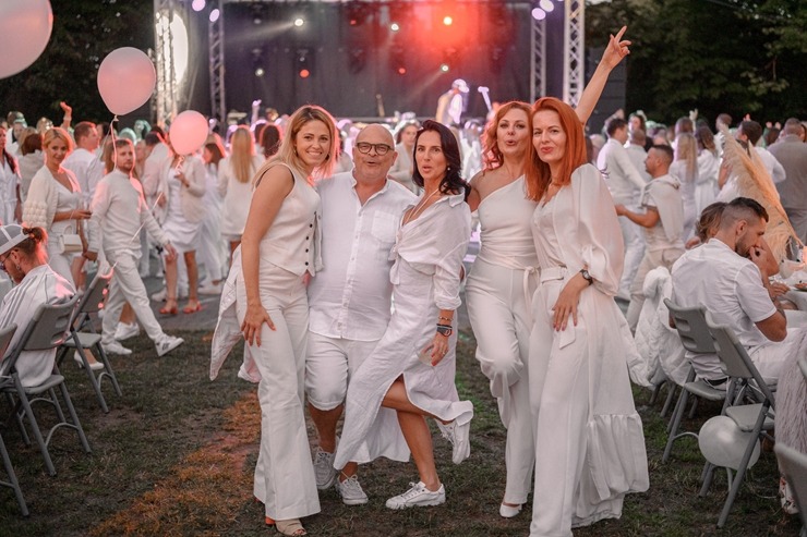 Jau astoto gadu daudzi simti ļaužu svin iedvesmojošās pop-up piknika vakariņas «Lelegante Pop–Up Picnic». Foto: Artūrs Martinovs 321124