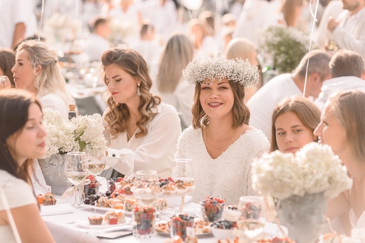 Jau astoto gadu daudzi simti ļaužu svin iedvesmojošās pop-up piknika vakariņas «Lelegante Pop–Up Picnic». Foto: Artūrs Martinovs 321091