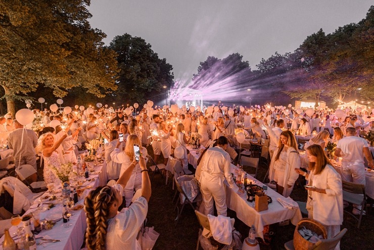 Jau astoto gadu daudzi simti ļaužu svin iedvesmojošās pop-up piknika vakariņas «Lelegante Pop–Up Picnic». Foto: Artūrs Martinovs 321127