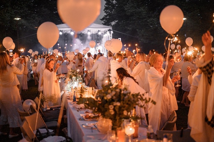 Jau astoto gadu daudzi simti ļaužu svin iedvesmojošās pop-up piknika vakariņas «Lelegante Pop–Up Picnic». Foto: Artūrs Martinovs 321128