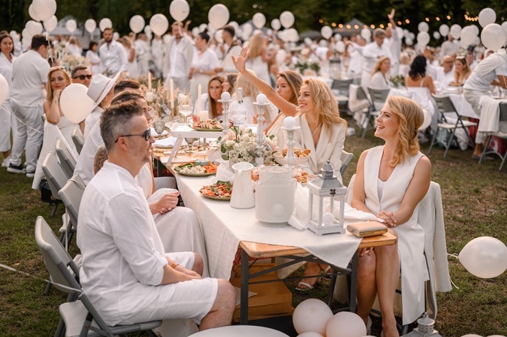 Jau astoto gadu daudzi simti ļaužu svin iedvesmojošās pop-up piknika vakariņas «Lelegante Pop–Up Picnic». Foto: Artūrs Martinovs 321092