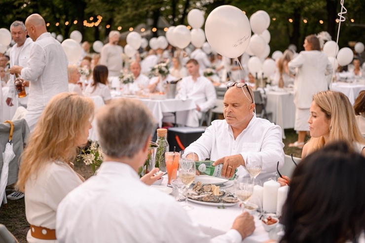 Jau astoto gadu daudzi simti ļaužu svin iedvesmojošās pop-up piknika vakariņas «Lelegante Pop–Up Picnic». Foto: Artūrs Martinovs 321093