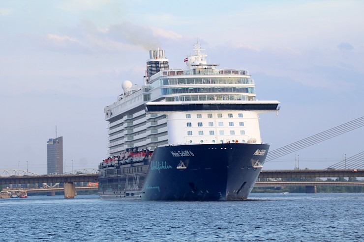 Travelnews.lv sadarbībā ar lietotni «Pik.ap» aplūko kruīza kuģi «Mein Schiff 6» no jahtas Daugavā 321609