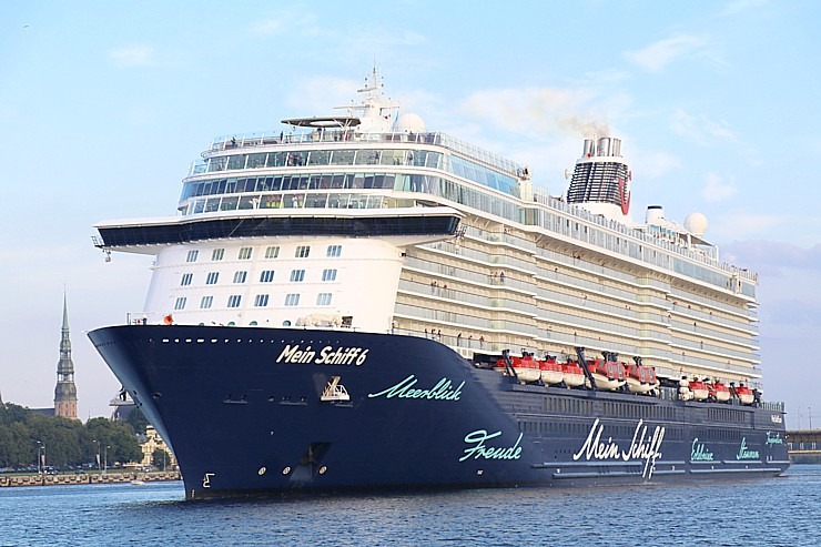 Travelnews.lv sadarbībā ar lietotni «Pik.ap» aplūko kruīza kuģi «Mein Schiff 6» no jahtas Daugavā 321613