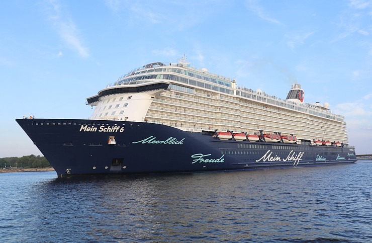 Travelnews.lv sadarbībā ar lietotni «Pik.ap» aplūko kruīza kuģi «Mein Schiff 6» no jahtas Daugavā 321614