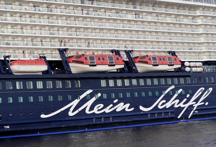 Travelnews.lv sadarbībā ar lietotni «Pik.ap» aplūko kruīza kuģi «Mein Schiff 6» no jahtas Daugavā 321615
