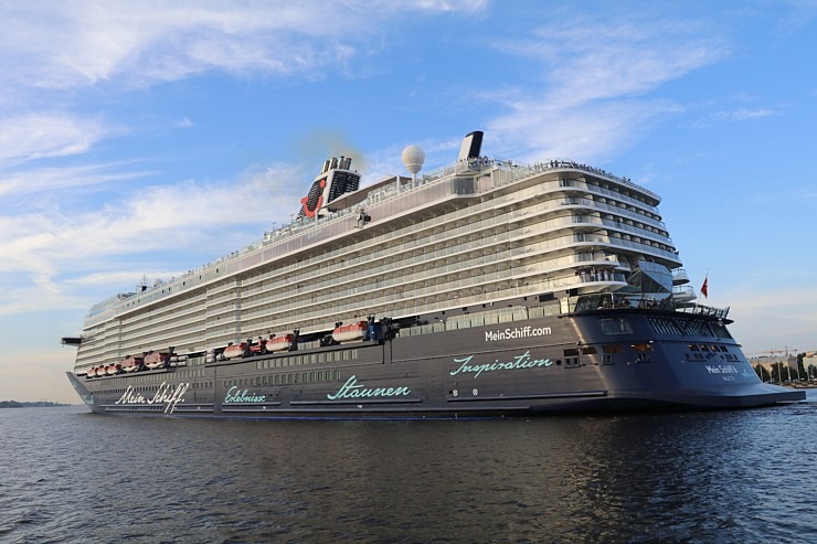 Travelnews.lv sadarbībā ar lietotni «Pik.ap» aplūko kruīza kuģi «Mein Schiff 6» no jahtas Daugavā 321617