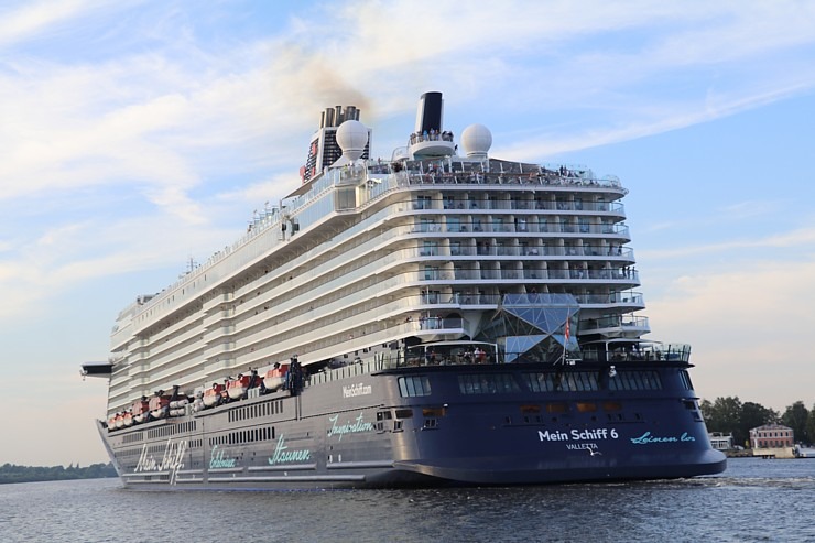 Travelnews.lv sadarbībā ar lietotni «Pik.ap» aplūko kruīza kuģi «Mein Schiff 6» no jahtas Daugavā 321618