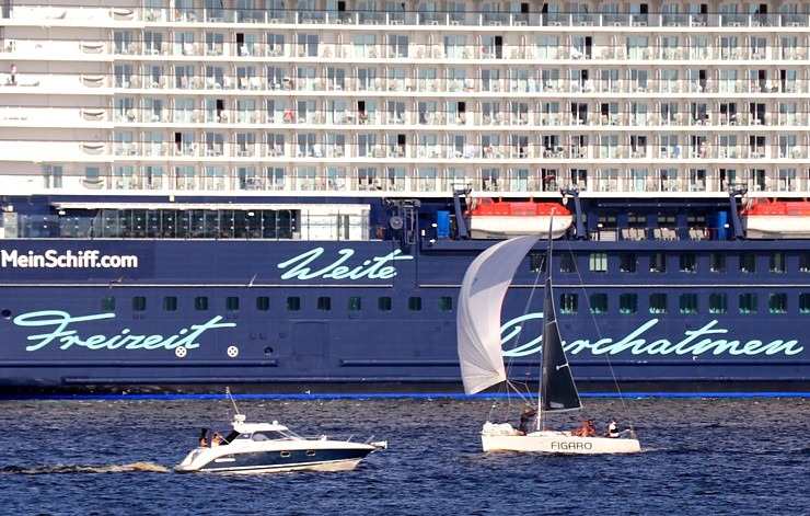 Travelnews.lv sadarbībā ar lietotni «Pik.ap» aplūko kruīza kuģi «Mein Schiff 6» no jahtas Daugavā 321603