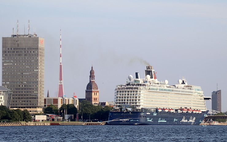 Travelnews.lv sadarbībā ar lietotni «Pik.ap» aplūko kruīza kuģi «Mein Schiff 6» no jahtas Daugavā 321605