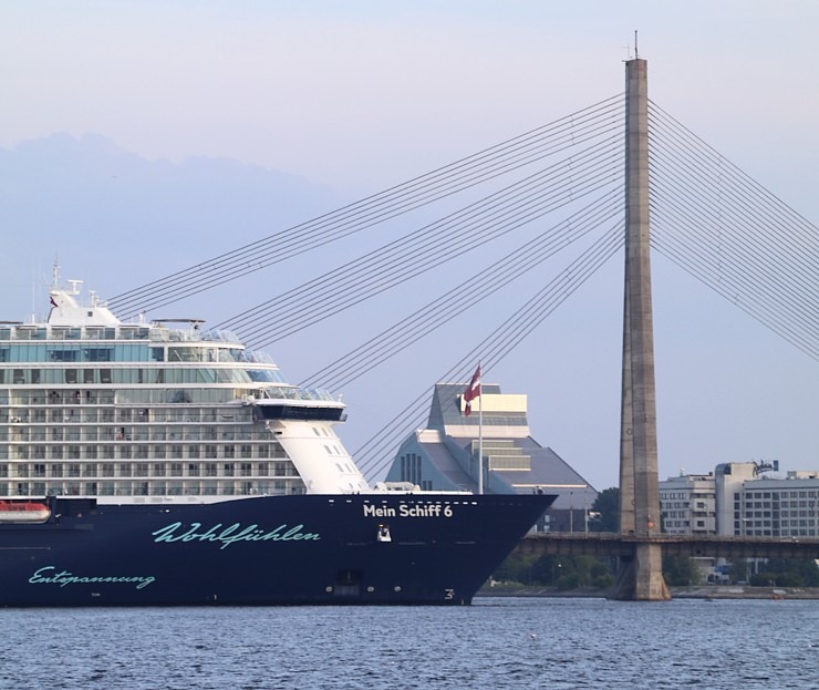 Travelnews.lv sadarbībā ar lietotni «Pik.ap» aplūko kruīza kuģi «Mein Schiff 6» no jahtas Daugavā 321607