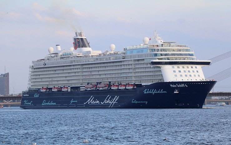 Travelnews.lv sadarbībā ar lietotni «Pik.ap» aplūko kruīza kuģi «Mein Schiff 6» no jahtas Daugavā 321608