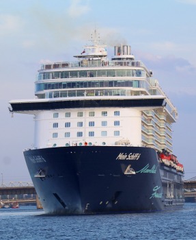 Travelnews.lv sadarbībā ar lietotni «Pik.ap» aplūko kruīza kuģi «Mein Schiff 6» no jahtas Daugavā 11