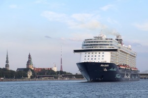 Travelnews.lv sadarbībā ar lietotni «Pik.ap» aplūko kruīza kuģi «Mein Schiff 6» no jahtas Daugavā 12