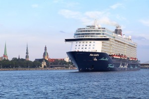 Travelnews.lv sadarbībā ar lietotni «Pik.ap» aplūko kruīza kuģi «Mein Schiff 6» no jahtas Daugavā 13