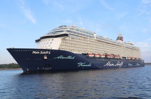 Travelnews.lv sadarbībā ar lietotni «Pik.ap» aplūko kruīza kuģi «Mein Schiff 6» no jahtas Daugavā 15
