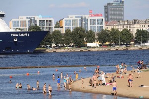 Travelnews.lv sadarbībā ar lietotni «Pik.ap» aplūko kruīza kuģi «Mein Schiff 6» no jahtas Daugavā 3