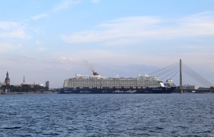 Travelnews.lv sadarbībā ar lietotni «Pik.ap» aplūko kruīza kuģi «Mein Schiff 6» no jahtas Daugavā 7