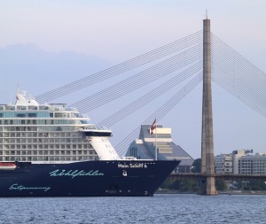 Travelnews.lv sadarbībā ar lietotni «Pik.ap» aplūko kruīza kuģi «Mein Schiff 6» no jahtas Daugavā 8