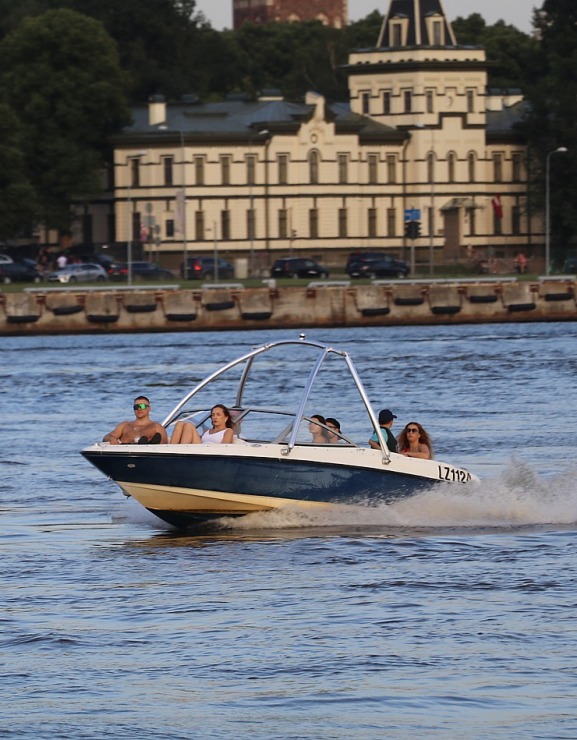 Travelnews.lv sadarbībā ar lietotni «Pik.ap» no jahtas novēro intensīvo peldlīdzekļu satiksmi Daugavā 321625