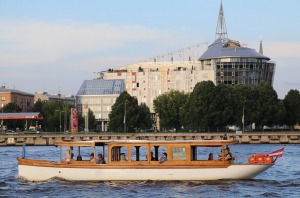 Travelnews.lv sadarbībā ar lietotni «Pik.ap» no jahtas novēro intensīvo peldlīdzekļu satiksmi Daugavā 2