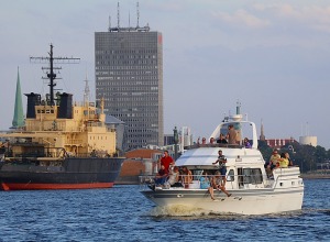 Travelnews.lv sadarbībā ar lietotni «Pik.ap» no jahtas novēro intensīvo peldlīdzekļu satiksmi Daugavā 4