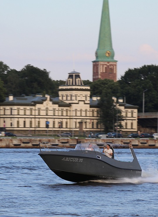 Ar jahtu «Apache» un lietotnes «Pik.ap» palīdzību izbraucam Daugavas ūdeņos 321687