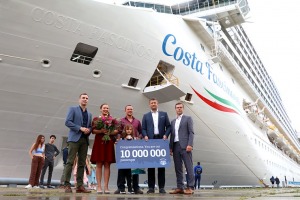 Rīgas Brīvostas pārvalde sagaida 10 miljonu pasažieri, ko atved kruīzu kuģis «Costa Fascinosa» 1