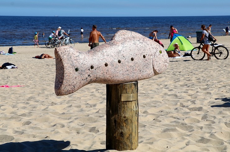 Jūrmalas pludmalē aizvien biežāk ienāk vides mākslas darbi 321952