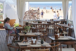 Travelnews.lv apmeklē Jūrmalas pludmalē ēdināšanas un izklaides vietas 28