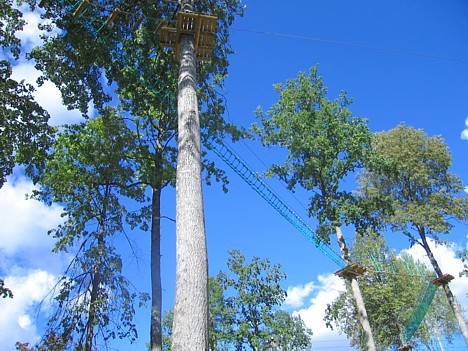 Piedzīvojumu parks ir tā vieta, kur var pārbaudīt savu fizisko sagatavotību un spēkus, kā arī gūt gandarījumu pārvarot šķēršļus 17184