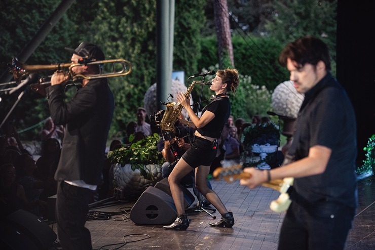 Jūrmālā uzstājas Balkānu ritmu karalis Shantel ar grupu «Bucovina Club Orkestar». Foto: Ieva Makare 322495