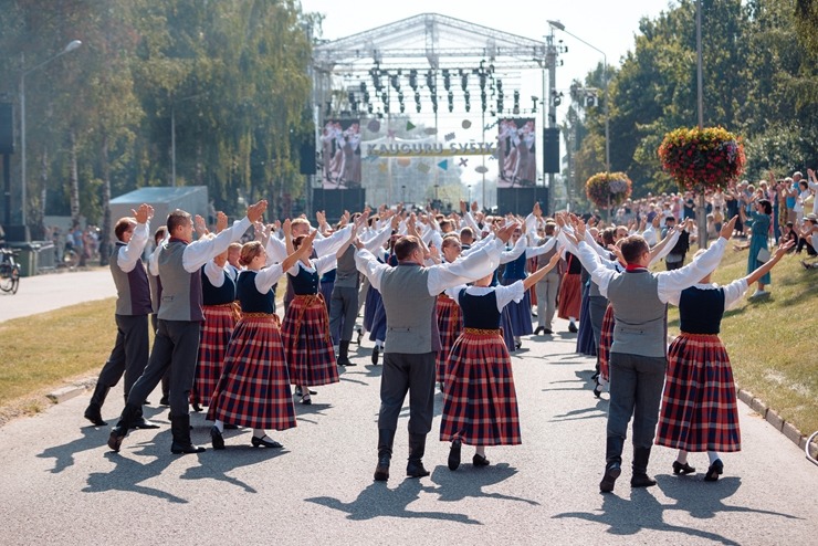 Ar krāšņiem koncertiem un lāzeru šovu Jūrmalā tiek svinēti vērienīgi Kauguru svētki. Foto: Jurmala..lv 322682