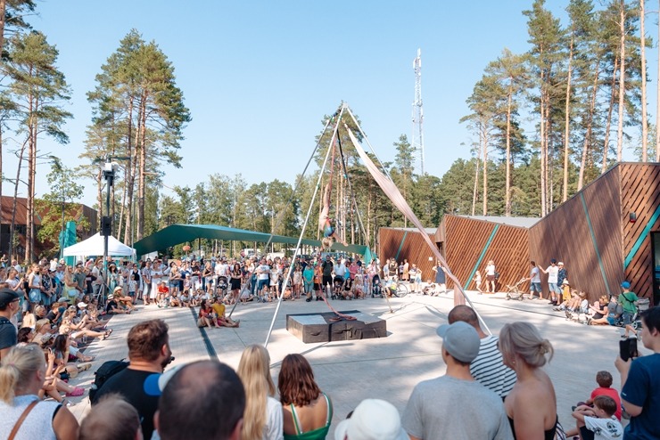 Ar krāšņiem koncertiem un lāzeru šovu Jūrmalā tiek svinēti vērienīgi Kauguru svētki. Foto: Jurmala..lv 322686