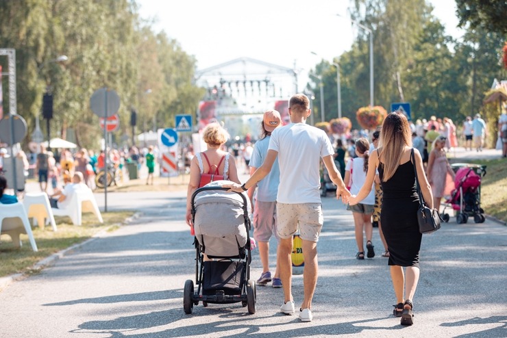 Ar krāšņiem koncertiem un lāzeru šovu Jūrmalā tiek svinēti vērienīgi Kauguru svētki. Foto: Jurmala..lv 322689