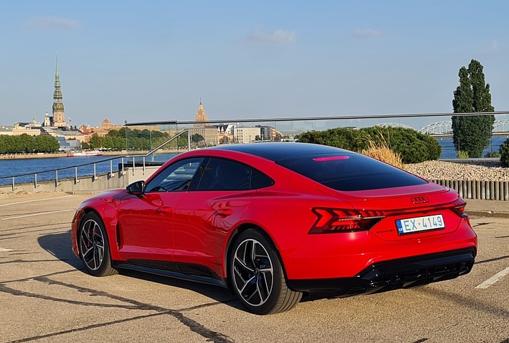Travelnews.lv ar jaudīgo un elektrisko «Audi e-tron GT» apceļo Latviju 322790