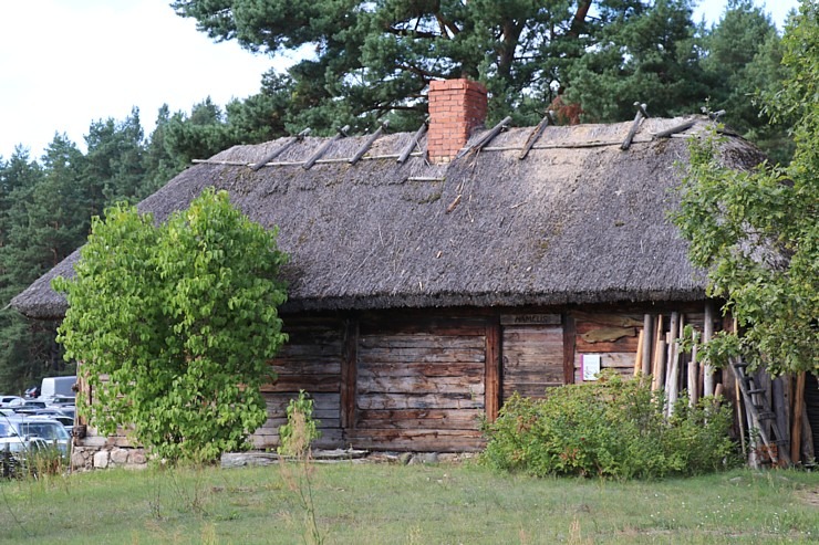 Latvijas Etnogrāfiskajā brīvdabas muzejā latvieši un tūristi apmeklē amatniecības tirgu 322928