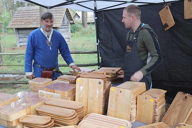 «Mūsdienu amatniecības tirgus 2022» pulcējas koka meistari Latvijas Etnogrāfiskajā brīvdabas muzejā 323177