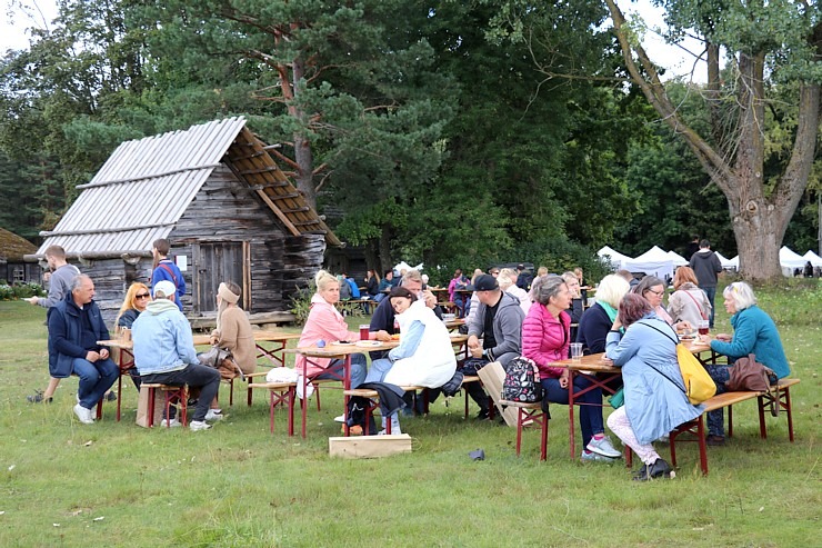 «Mūsdienu amatniecības tirgus 2022» dalībnieki un viesi izbauda ēdienus svaigā gaisā 323209