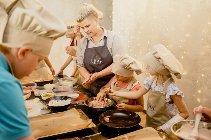 Krāslavas novada svinību un atpūtas vieta «Karina Home» rīko bērnu kulinārijas meistarklasi. Foto: Veronika Lokotko 323424