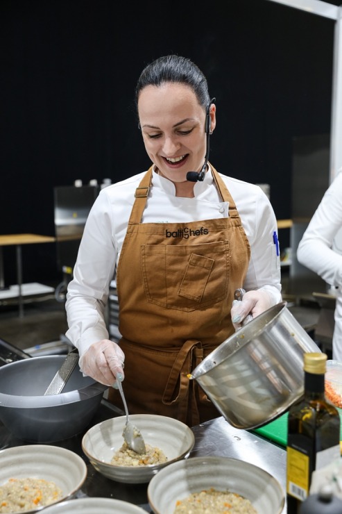 «Pavāru klubs» pārtikas izstādē «Riga Food» iepazīstina apmeklētājus ar jaunām garšām un to meistariem. Foto: Chef.lv 323596