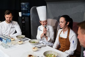 «Pavāru klubs» pārtikas izstādē «Riga Food» iepazīstina apmeklētājus ar jaunām garšām un to meistariem. Foto: Chef.lv 35
