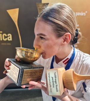 «Latvijas gada pavārs 2022» ir Nils Ģēvele un «Latvijas pavārzellis 2022» ir Agate Batraga 24
