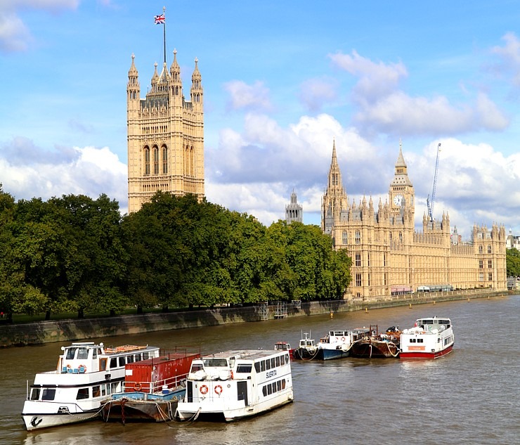 Travelnews.lv no visām pusēm aplūko Lielbritānijas parlamenta ēku un Londonas Bigbenu 324792