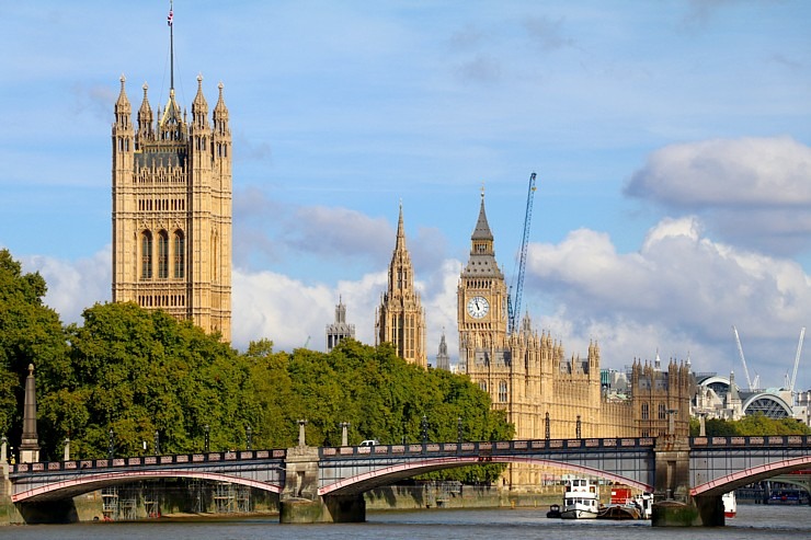 Travelnews.lv no visām pusēm aplūko Lielbritānijas parlamenta ēku un Londonas Bigbenu 324783