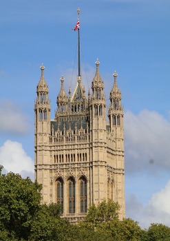 Travelnews.lv no visām pusēm aplūko Lielbritānijas parlamenta ēku un Londonas Bigbenu 15