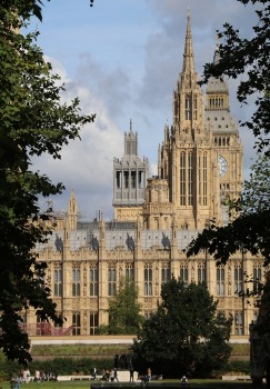 Travelnews.lv no visām pusēm aplūko Lielbritānijas parlamenta ēku un Londonas Bigbenu 17