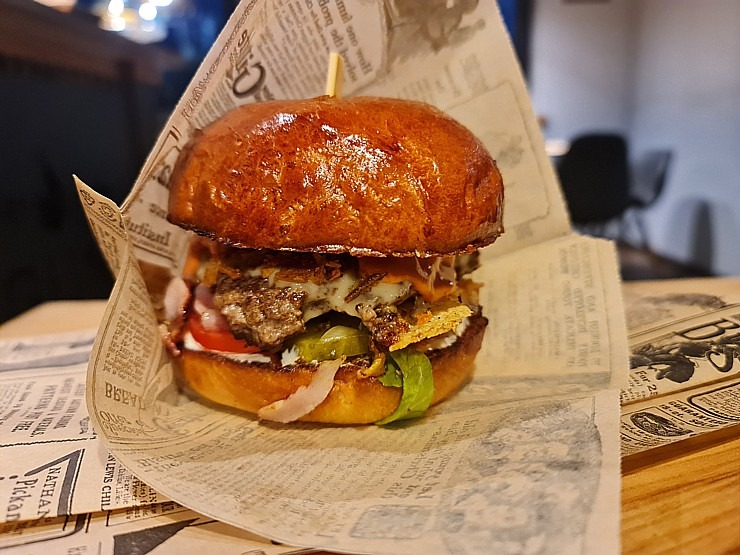 Travelnews.lv izbauda vienu no labākajiem Latvijas burgeriem «Uguns Cafe» Ikšķilē 324882