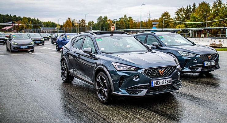 300 CUPRA automobiļu entuziasti satiekas ekskluzīvā pasākumā Biķernieku trasē 325057