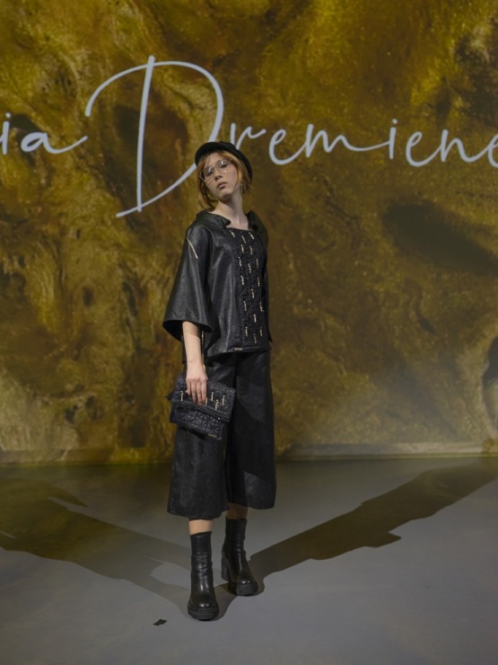 Rīgas modes nedēļā «Riga Fashion Week 2022» prezentējas «Julija Dremiene» no Lietuvas. Foto: Mark Litvyakov 325477
